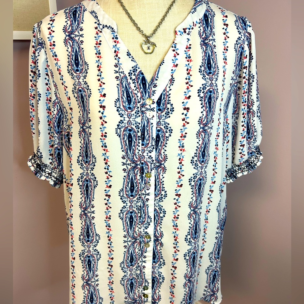 Lovely EST 1946 short sleeve V neck blouse.